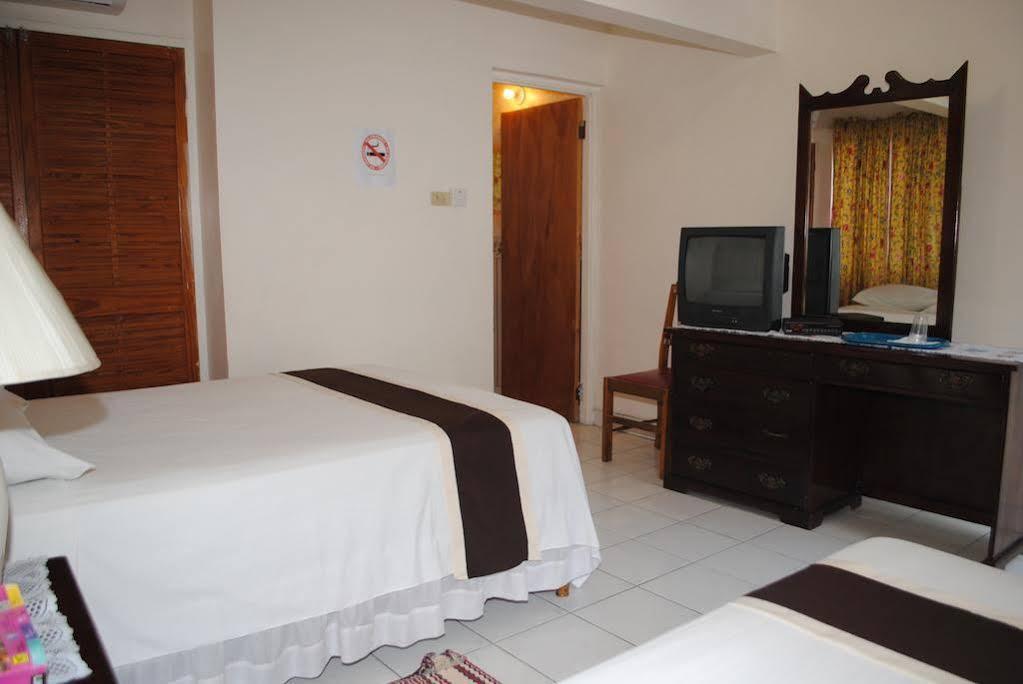Palm Bay Guest House & Restaurant Montego Bay Eksteriør bilde
