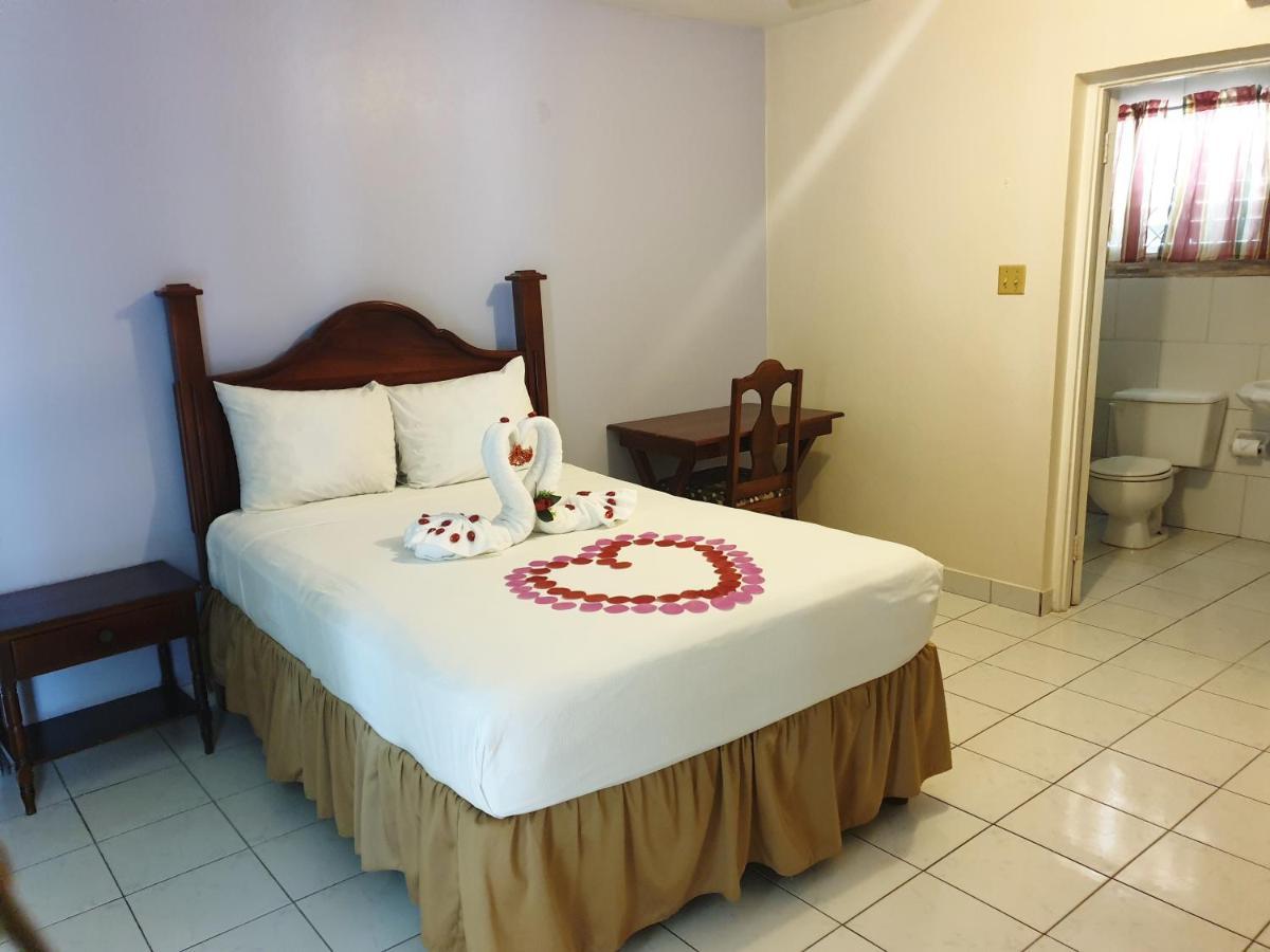 Palm Bay Guest House & Restaurant Montego Bay Eksteriør bilde