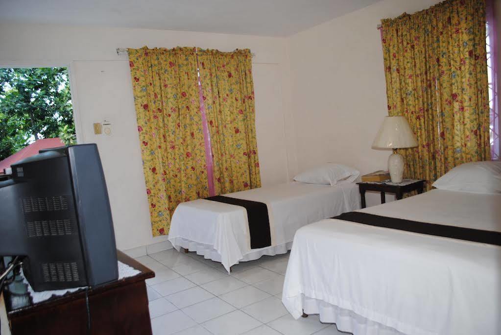 Palm Bay Guest House & Restaurant Montego Bay Eksteriør bilde